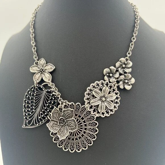 Stunning Silvertone Premier Designs Bib Necklace - Picture 1 of 5